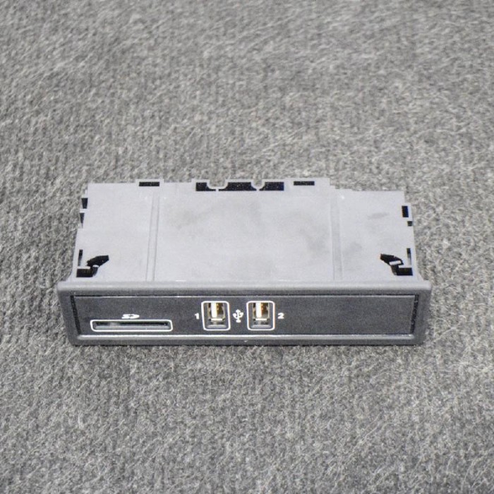 Port USB/AUX-In MERCEDES-BENZ C W205 2017 OEM: A2058200526 10608681