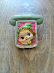 Ascutitoare veche ceramica telefon cu copil la telefon, 4.5x4cm, anii &amp;#039;80 foto