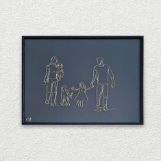 Familie cu 2 copii si un catel, tablou din fir continuu de sarma placata cu aur, 31×41 cm