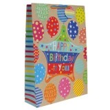 Sacoșă cadou din h&acirc;rtie bej cu baloane și mesaj Happy Birthday, 33x10x46 cm, CMCLASS