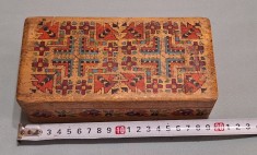 Caseta din lemn arta decorativa - cu motive neoromanesti, piesa veche probabil din anii 1930