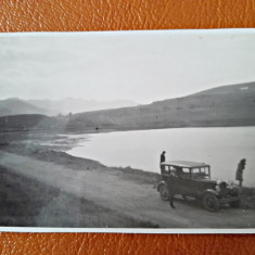 Fotografie cu masina pe malul lacului, perioada interbelica