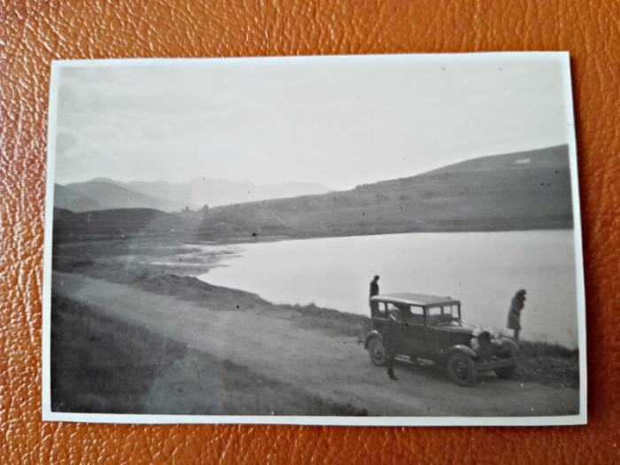 Fotografie cu masina pe malul lacului, perioada interbelica