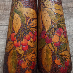 Pereche de vaze din lemn, decorate cu fructe de cires in stil art nouveau