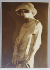 STUDIO MIMOSA , TANARA CU PALARIE , FOTOGRAFIE INTERBELICA