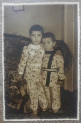 Fratiori in pijamale// foto tip CP, perioada interbelica foto