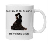 Cana alba personalizata &quot;sunt 25 ani de cand imi mananci zilele&quot;, INOVATIX&reg;. 330ml