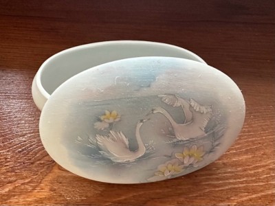 CASETA DIN PORTELAN MAT FIN- MARCAJ LIMOGES- M.V. HEAVEN L10,5CM foto