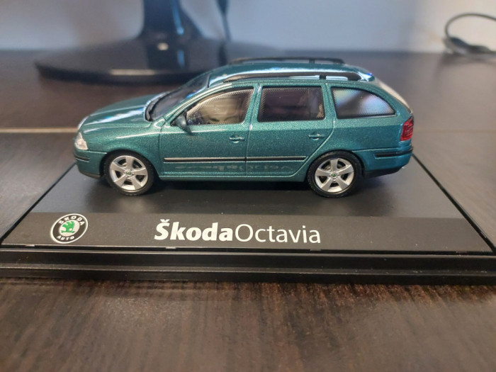 Macheta SKODA OCTAVIA 2 COMBI 2004 green island - Abrex, 1/43, dealer edition.