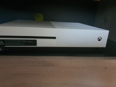 Consola Xbox One S cu doua controlare foto