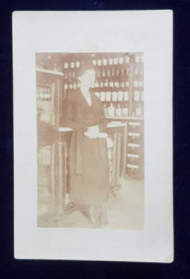 DOAMNA POZAND IN FARMACIE , FOTOGRAFIE TIP CARTE POSTALA , MONOCROMA, USOR VOALATA , NECIRCULATA , CCA. 1900 foto