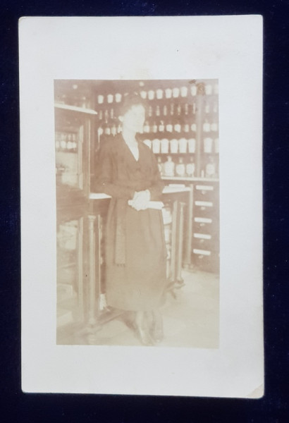 DOAMNA POZAND IN FARMACIE , FOTOGRAFIE TIP CARTE POSTALA , MONOCROMA, USOR VOALATA , NECIRCULATA , CCA. 1900