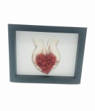 Aranjament floral in rama personalizabil, Eventissimi, licheni stabilizati, inima in maini, rosu, 22,5 cm x 17,5 cm