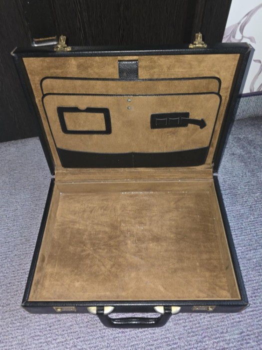 Geanta servieta Diplomat neagra, folosita dar bună, din piele, fara defecte, ca in poze. 42x30x10 cm.