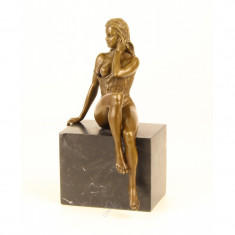 Femeie dezgolita-statueta din bronz pe un soclu din marmura KF-53