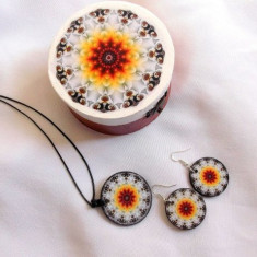 Set cadou cutie rotunda, pandantiv si cercei cu mandala 39764