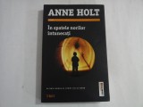ANNE HOLT - IN SPATELE NORILOR INTUNECATI - CRIME