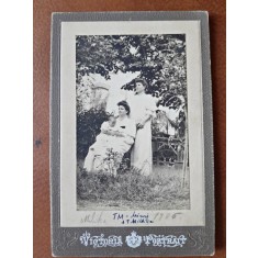 Fotografie tip CDV, doua femei cu un bebelus, 1905