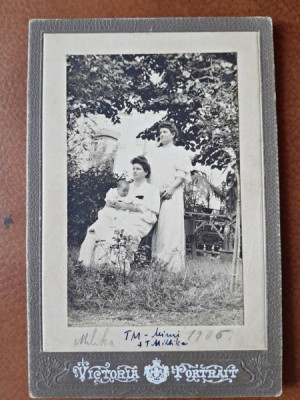 Fotografie tip CDV, doua femei cu un bebelus, 1905 foto
