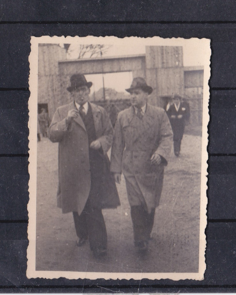 M5 C21 - FOTO - FOTOGRAFIE FOARTE VECHE - doi domni cu palarie - anii 1940  | Okazii.ro