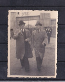 M5 C21 - FOTO - FOTOGRAFIE FOARTE VECHE - doi domni cu palarie - anii 1940