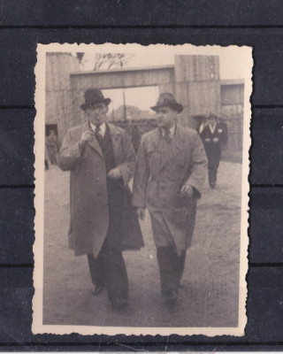 M5 C21 - FOTO - FOTOGRAFIE FOARTE VECHE - doi domni cu palarie - anii 1940 foto