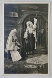 DOUA TARANCI DIN MUNTII CARPATI , LA POARTA , CU FURCA DE TORS , ANII &#039; 40 &#039; - &#039; 50