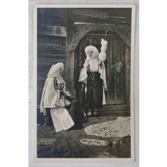 DOUA TARANCI DIN MUNTII CARPATI , LA POARTA , CU FURCA DE TORS , ANII &#039; 40 &#039; - &#039; 50