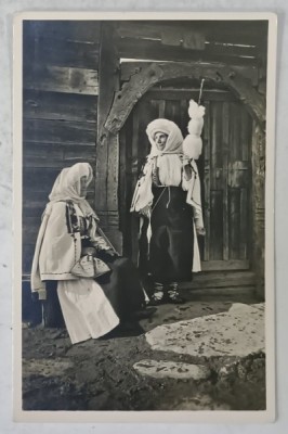 DOUA TARANCI DIN MUNTII CARPATI , LA POARTA , CU FURCA DE TORS , ANII &amp;#039; 40 &amp;#039; - &amp;#039; 50 foto