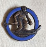 Schi competitie sportiva, schior, sport de iarna - insigna romaneasca veche din perioada regala, anii 1940, varianta culoare rara