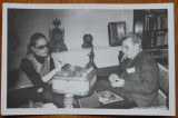 Cumpara ieftin Fotografie originala cu scriitorul Aurel Baranga in timpul unui interviu inregistrat