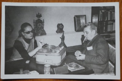Fotografie originala cu scriitorul Aurel Baranga in timpul unui interviu inregistrat foto