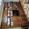 Bibliotecă MD 623, stare foarte bună, din PAL furniruit cu aplicații din lemn sculptat