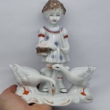 Bibelou portelan romanesc vechi, vintage - Fata cu gaste