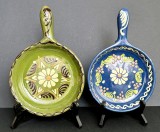 Set 2 vase decorative cu maner din ceramica smaltuita pictata, tip tigai, cu ornamente florale