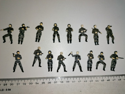 LOT 16 FIGURINESOLDATI , PICIOARE MOBILE foto