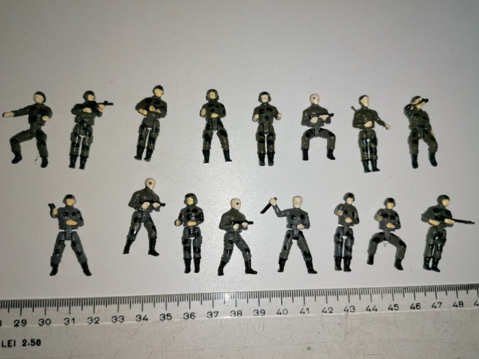 LOT 16 FIGURINESOLDATI , PICIOARE MOBILE