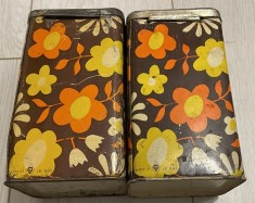 1977, Lot 2 cutii mari romanesti de tablă ptr bucătărie ceai, cafea biscuiti 17 cm, L=9,5, l=9,5, comunism, f rara, model flower power retro vintage