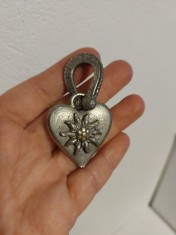 Pandantiv &icirc;n formă de inimă, cu floare de colt, din metal, atarnat de o potcoavă - ornament vintage, vechi, german, 6cm lungime x 3.5cm latime