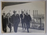 FOSTUL MINISTRU GOGU RADULESCU IN VIZITA LA O FABRICA DE PRODUSE CHIMICE , FOTOGRAFIE DE PRESA , ANII &#039; 70