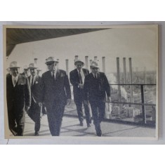FOSTUL MINISTRU GOGU RADULESCU IN VIZITA LA O FABRICA DE PRODUSE CHIMICE , FOTOGRAFIE DE PRESA , ANII &#039; 70