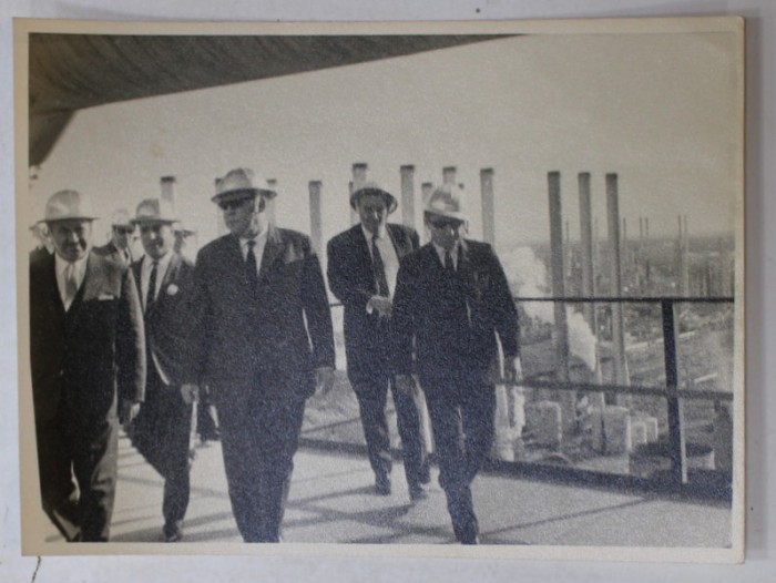 FOSTUL MINISTRU GOGU RADULESCU IN VIZITA LA O FABRICA DE PRODUSE CHIMICE , FOTOGRAFIE DE PRESA , ANII &#039; 70