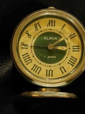 Ceas vechi de masa marca SLAVA perioada Comunista,Model RAR,porneste si se opreste se vinde ca defect pentru a fi reparat,de folosinta sau de colectie