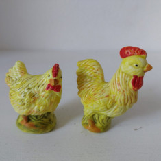 ** Lot 2 figurine plastic, cocos si gaina, vintage, cca 5 cm,