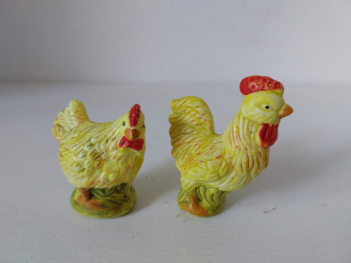 ** Lot 2 figurine plastic, cocos si gaina, vintage, cca 5 cm,