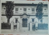 Carte postala, Scoala Centrala de Fete din Bucuresti. Fatada principala, partea centrala, perioada interbelica
