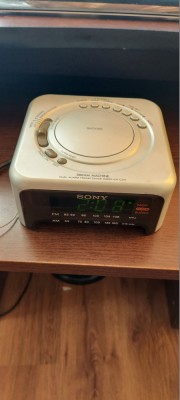 RADIO CU CEAS SONY ICF C317 , FUNCTIONEAZA . foto