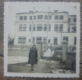 Tanara in fata unui imobil romanesc// foto perioada interbelica, Romania 1900 - 1950, Portrete