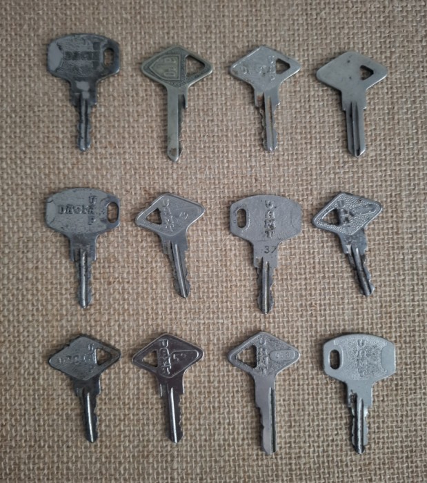 LOT 12 CHEI VECHI - DACIA - ARO - COLECTIE - COMUNIST - DIVERSE MODELE