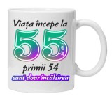 Cana alba personalizata &quot; Viata incepe la &quot; 55 ani, INOVATIX&reg;. 330ml